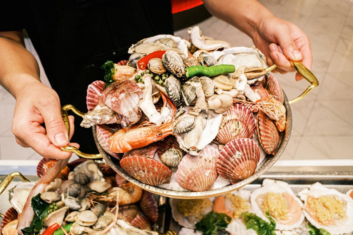 Sessione pratica di cucina con istruttore e partecipanti